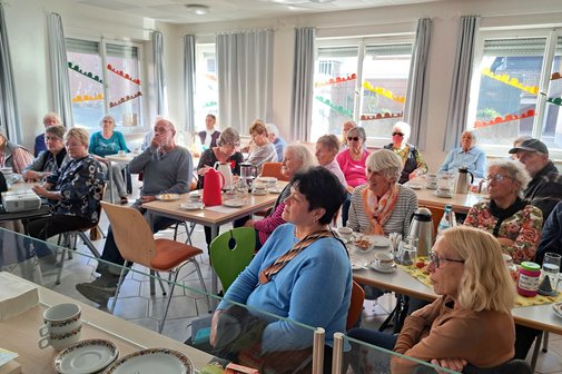 Gespannte Zuhörer und Zuhörerinnen