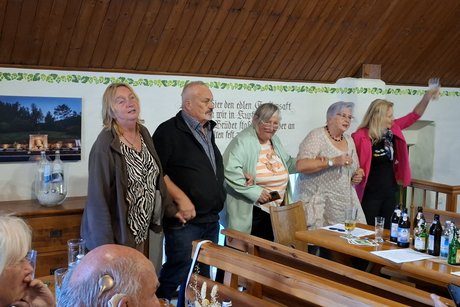 VdKler und die Dame, die die Führung durchgeführt hat, schunkeln zu den Gesangsvorträgen des Männergesangsvereins mit