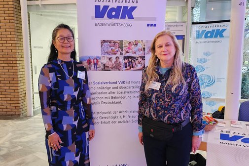 Informationsstand des VdK OV Sindelfingen Suyin Müller und Adelheid Höfel am Informationsstand des VdK Sindelfingen