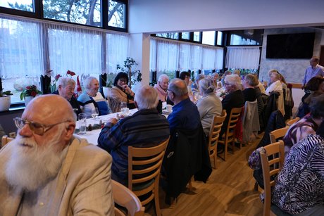 Die Teilnehmer der Adventsfeier (auf der linken Seite) Das Bild zeigt die Teilnehmer der Adventsfeier (auf der linken Seite des Raumes)