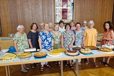 Leckere Kuchen mit Spenderinnen