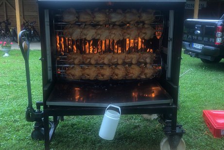 Ein großer Hähnchengrill