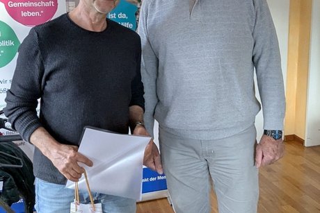 Herr Landthaler wird für 25-jährige Mitgliedschaft geehrt Herr Landthaler wird für 25-jährige Mitgliedschaft geehrt