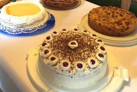 Kuchenbüffet an einem Kaffeenachmittag