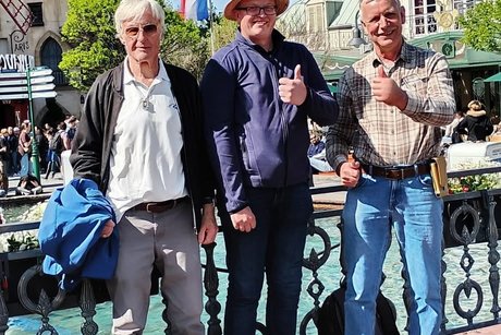 3 Teilnehmer an der Fahrt zum Europapark mit Daumen hoch.