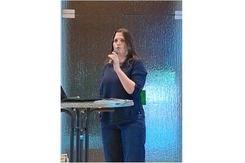Nadine Sch&ouml;pflin w&auml;hrend des Vortrags