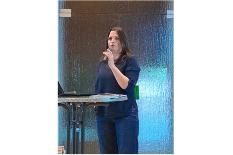 Nadine Sch&ouml;pflin w&auml;hrend des Vortrags