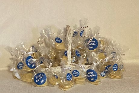 Die sch&ouml;n verpackten "Br&ouml;ttle" von Frau Fischer im Korb