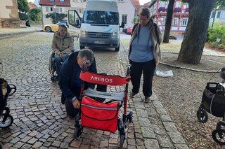 Herr Giesinger vom Sanitätshaus Maisch überprüfte alle Rollatoren