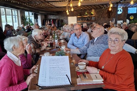 Erika vorne und VdK Mitglieder