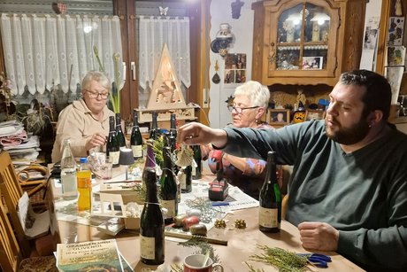 Flei&szlig;ige Helferlein bei der Vorbereitung der Pr&auml;sente