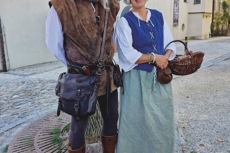 Burgf&uuml;hrung in historischen Gew&auml;ndern. Ein Mann und ein Frau. Waren unsere F&uuml;hrer durch die Schlossanlage