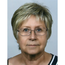 Frau mit Kurzhaarfrisur und Brille