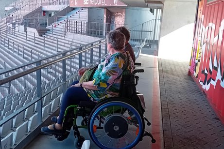Eine Rollstuhlfahrerin und ihre Begleitperson auf einem der 146 Pl&auml;tze f&uuml;r Rollstuhlfahrende und ihre Begleitperson