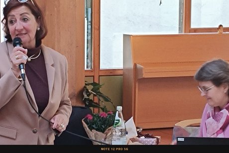 Vorsitzende am Mikrofon