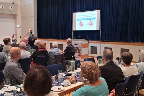 Herbstfest 2025 Herbstfest 2025 - Dr. med. Peter A. Oberst bei seinem Fachvortrag zum Thema "Schlaganfall"