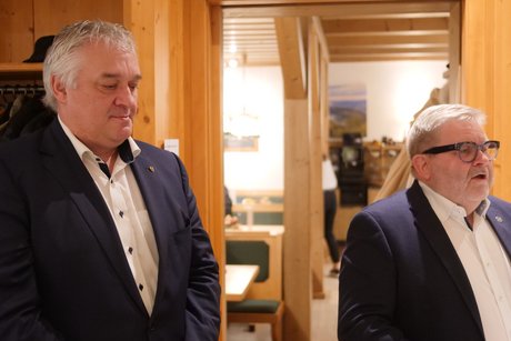 Bezirksverbandsvorsitzender Jürgen Neumeister mit Ortsverbandsvorsitzendem Roland Sauter.