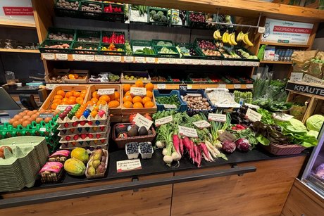 Obst und Gem&uuml;seangebot im Hofladen