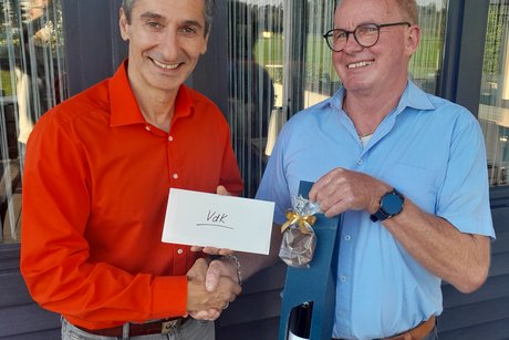 Bürgermeister überreicht Geschenke