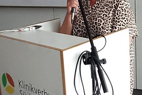 Die Kreisfrauen Vorsitzende steht am Rednerpult