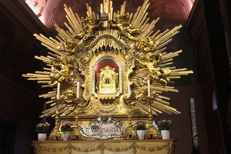 Barocker Altar der Gnadenkapelle mit einem gro&szlig;en, goldenen Strahlenkranz, in dessen Zentrum eine winzige Marienfigur steht.