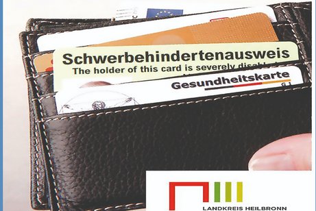 Geldbeutel mit Schwerbehindertenausweis und Gesundheitskarte
