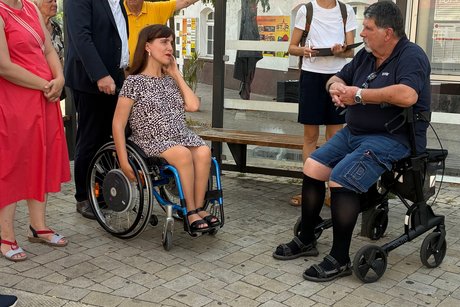 An der Bushaltestelle am Marktplatz.