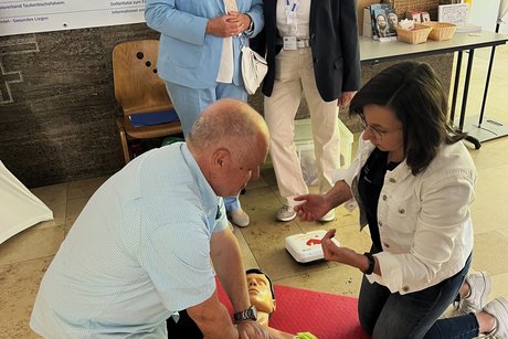Vorführung der Herzdruckmassage