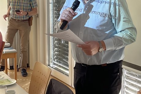 Der ausscheidende Ortsvorsitzende er&ouml;ffnet die Versammlung