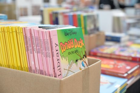 Comichefte im Karton in einer Buchhandlung