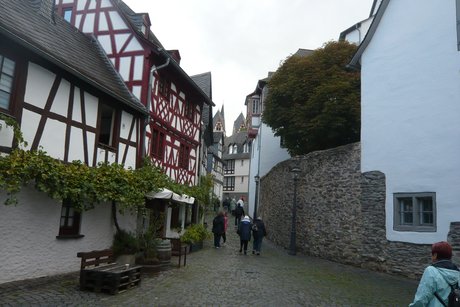 Gasse mit Fachwerkhäusern