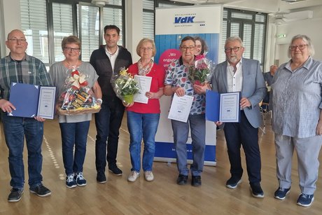 Von der Kreisvorsitzenden Ursula Hutmacher (r.), Bürgermeister Steffen Bochinger (3.v.l.) und der stv. OV-Vorsitzenden Simone Straub wurden Theodor Ossmann (2.v.r.) und Klaus Krämer (l.) für ihr 10jähriges Engagement im Amt mit der goldenen Verdienstnadel des Landesverbands geehrt. Für Ihre 25jährige Mitgliedschaft im VdK wurden Gisela Scholz (4.v.l.) und Werner Augenstein (3.v.r.) mit dem goldenen Treueabzeichen ausgezeichnet.