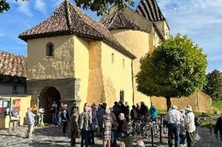 Mitglieder vor der Kirche