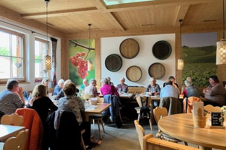 Teilnehmer an mehreren Tischen