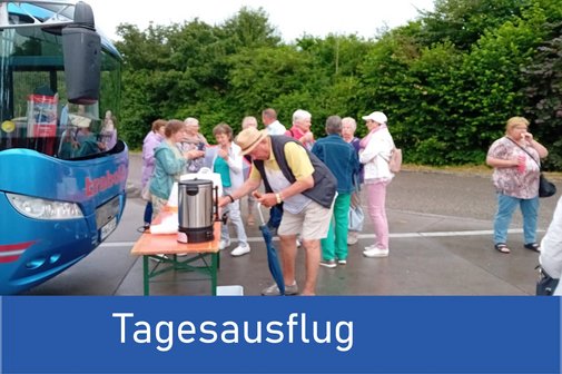 Bild zeigt viele Personen die sich am Tisch der vor einem Bus steht Kaffee holen