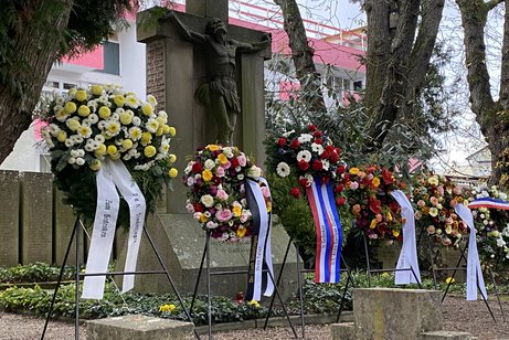 Alter Friedhof in Sindelfingen, Denkmal bunten Blumenkränzen für die Opfer der Weltkriege