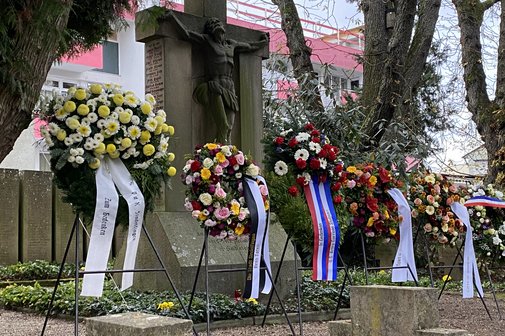 Volkstrauertag Alter Friedhof in Sindelfingen, Denkmal bunten Blumenkränzen für die Opfer der Weltkriege