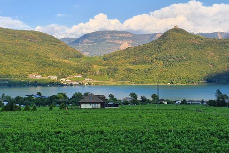 Kalterer See mit Leuchtenburg