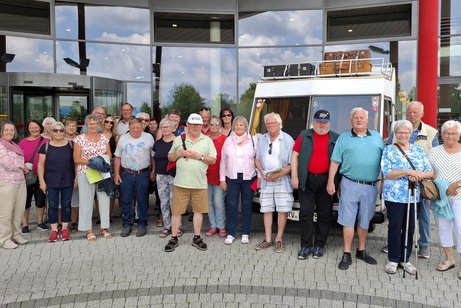 Gruppenfoto vor dem Erwin Hymer Museum "Barriere frei zugänglich"