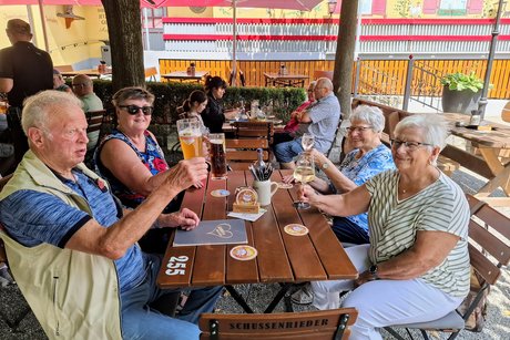 gut gelaunte Reiseteilnehmer im Biergarten der Schussenrieder Brauerei