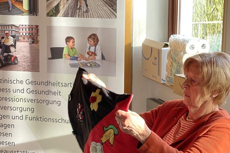 Inge Ehrhardt begutachtet die Decke f&uuml;r Demenzkranke