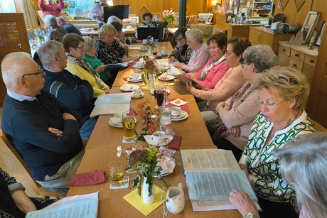 Besucher beim Kaffeeklatsch