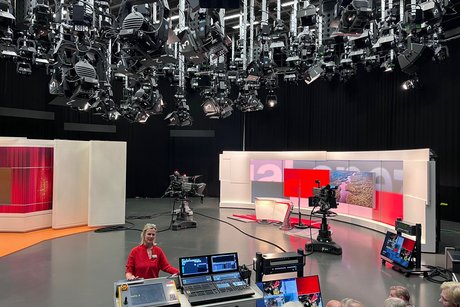 Studio mit stehender Kamera und viel Technik in Studio und an der Decke