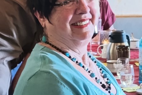 Das Bild zeigt die langj&auml;hrige Vorsitzende Liane Herrling am Kuchentisch