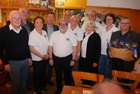 Die wiedergew&auml;hlte Vorstandschaft mit den Ehreng&auml;sten.