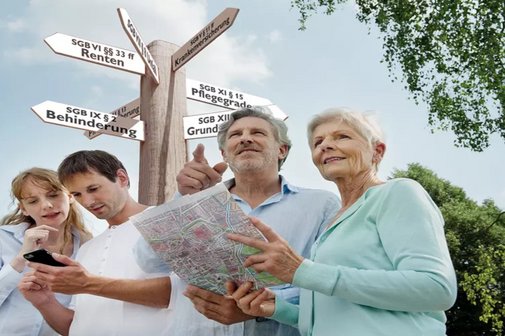 An eine Kreuzung stehen mehre Personen und sauen nach dem richtigen Weg