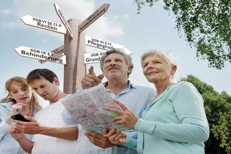 An eine Kreuzung stehen mehre Personen und sauen nach dem richtigen Weg