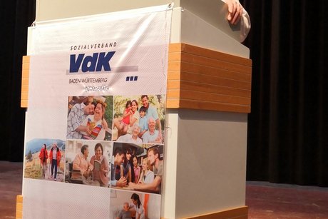 Winter-/Adventsfeier 2025 - Annette Kusche (stellv. Vorsitzende) bedankt sich beim 1. Vorsitzenden f&uuml;r die geleistete Arbeit im Jahr 2025