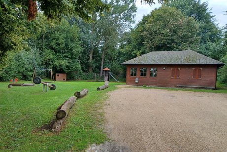 Aufnahme zeigt die H&uuml;tte in der Mergelgrube