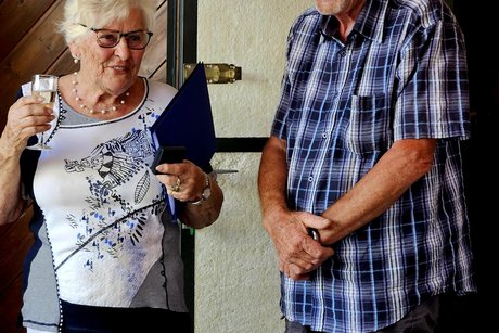 Der ehemalige Vorsitzender Rolf Burkard gratuliert Marlies.
